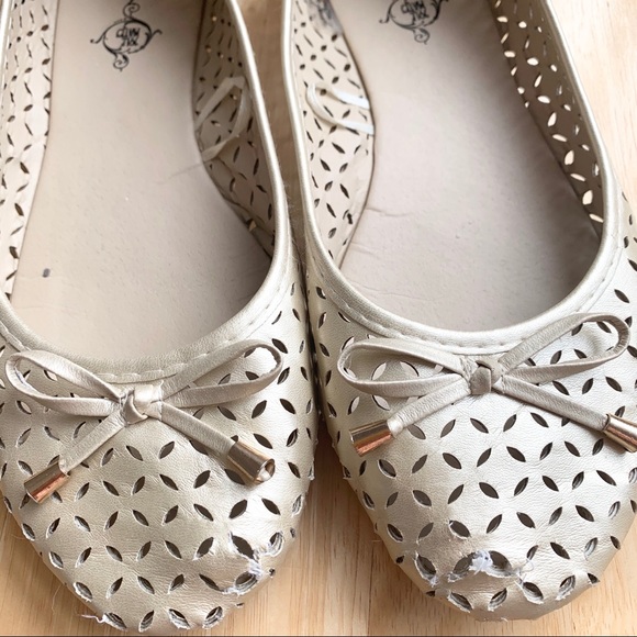 Solemates Gold Perforated Bow Tie Ballet Flats 8 - Picture 6 of 8